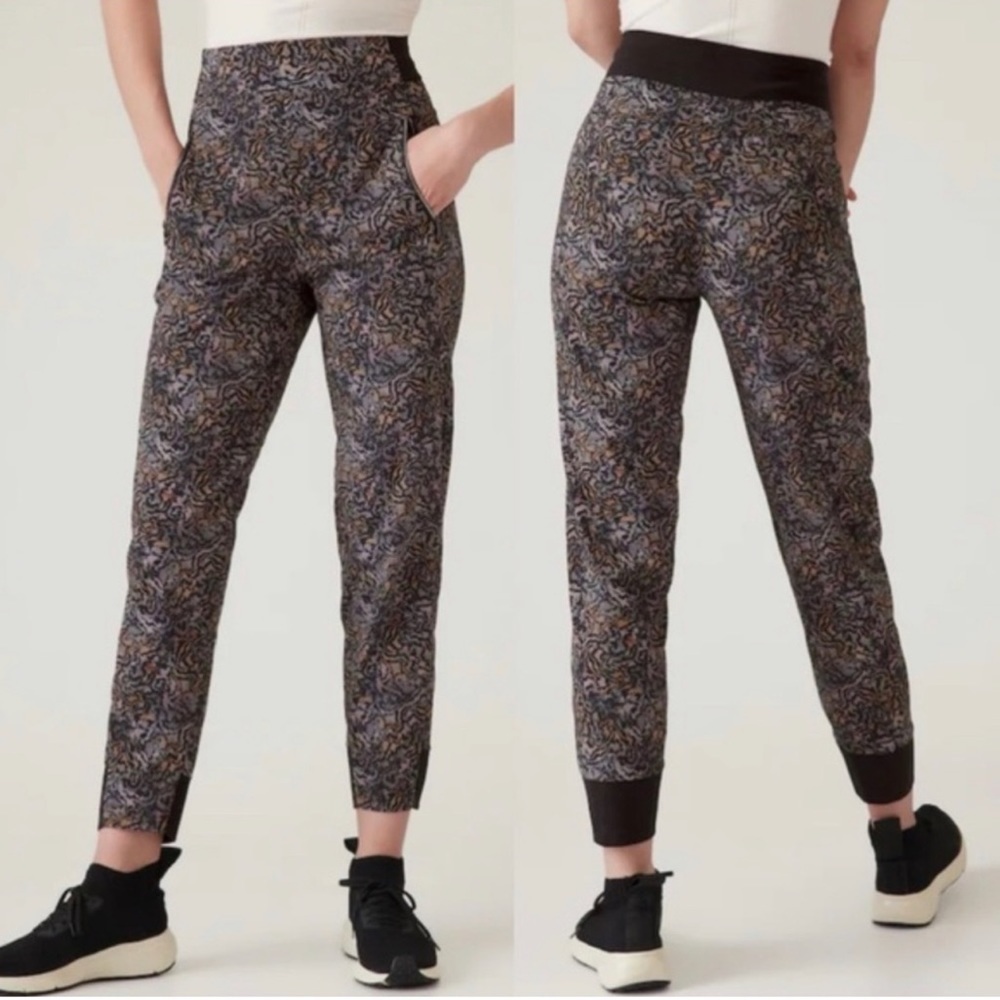 Athleta Trekkie North Jogger in Kinetic Abstract Black